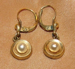detail_2419_1_-_earrings_pearls_1_disc_dangle2.jpg