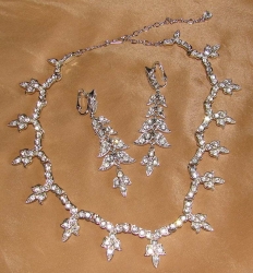 detail_2450_1-_necklace_n_earrings_chandelier_rhinestones.jpg