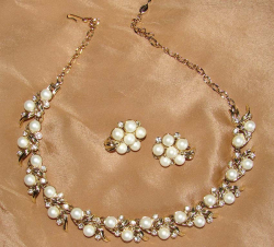 detail_2452_1-_necklace_n_earrings_pearl_n_rhinestone_SC.jpg