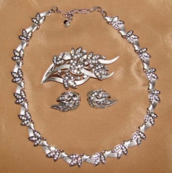 detail_2453_1-_set_-_necklace_-_brooch_-_earrings.jpg