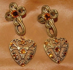 detail_2480_1_-_earrings_amber_heart_dangle.jpg