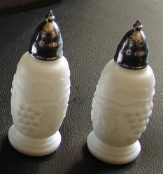 detail_2928_milk_glass_salt__pepper_1.jpg